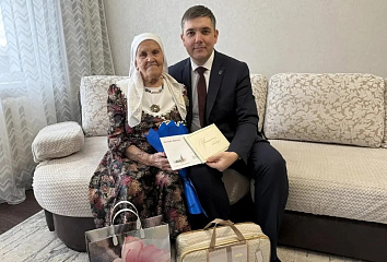 В Центральном районе со 100-летним юбилеем поздравили ветерана