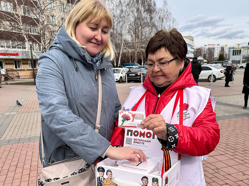 "Красную гвоздику" раздают дети на бульваре Энтузиастов
