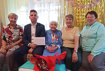 Глава Комсомольского района поздравляет ветерана с юбилеем