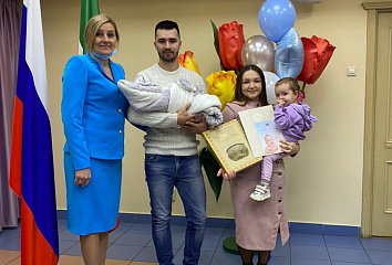 В Набережных Челнах состоялась торжественная выписка 5000-го зарегистрированного новорожденного этого года
