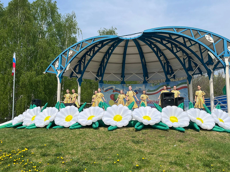 Челны встречают Первомай