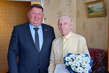 С 95-летним юбилеем поздравили ветерана Автозаводского района
